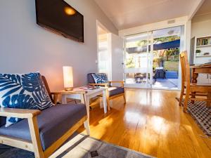梅林布拉Sea180 Merimbula的客厅配有沙发和墙上的电视