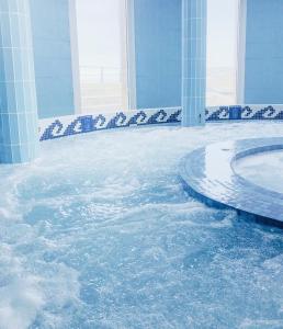 扎马亚Hotel & Talasoterapia Zelai - HSS00653的大型浴室设有水浴缸