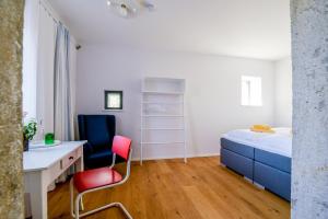 BreitenbergVilla Breitenberg的一间卧室配有一张床、一张桌子和一把椅子