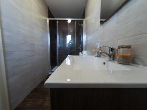 AbeleirasAlbergue Casa Manola的浴室配有白色水槽和淋浴。