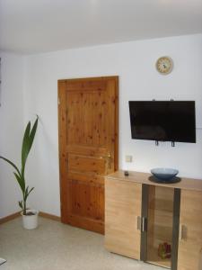 鲁斯特Ferienwohnung Ina的一间带电视和木柜的客厅