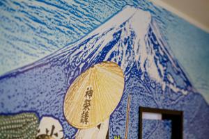 富士吉田市The road to Mt.Fuji的墙上的雪覆盖的山壁画