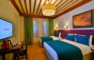 伊斯坦布尔伊斯坦布尔利夫酒店的酒店客房设有两张床和一台平面电视。