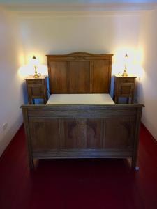 NettersheimFreistaat Eifel的一张木床,房间有两个床头柜