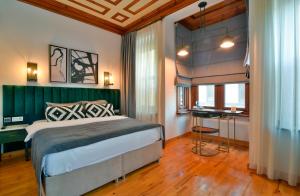 伊斯坦布尔伊斯坦布尔利夫酒店的一间卧室配有一张床和一张书桌