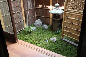 京都Bed & Breakfast Tsukiya的一座小花园,在一座建筑中拥有苔 ⁇ 和岩石