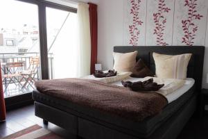 布达佩斯布达佩斯中心公寓的一间卧室配有一张大床和毛巾