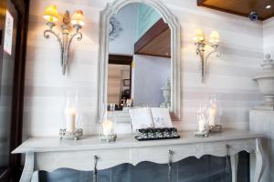 圣玛丽亚港圣巴托洛梅皇宫酒店的梳妆台,配有蜡烛和镜子