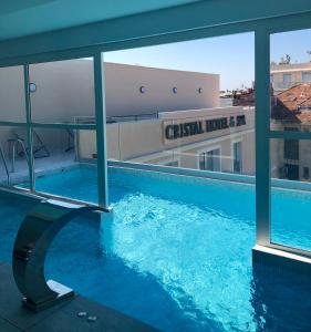 戛纳Cristal Hôtel & Spa的享有大楼景致的游泳池