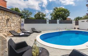 布尔扎克Molnar Resort Villa Mimoza & Apartment Nea的一座建筑旁的庭院,设有游泳池和椅子
