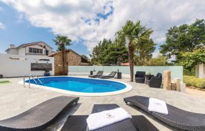 布尔扎克Molnar Resort Apartment Ljiljana的一个带椅子的庭院和房子的游泳池