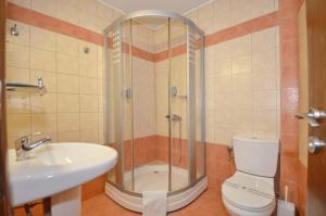 卡托劳塔翁菲利皮酒店的带淋浴、卫生间和盥洗盆的浴室