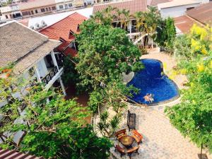 万象Vientiane Garden Villa Hotel的享有带游泳池的度假村的空中景致