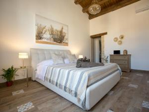 锡拉库扎Ortigia Boutique Palace的卧室配有一张白色大床和两盏灯。