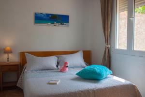 代尔特布雷Paradise Ebro 2的一间卧室配有一张床,上面有粉红色鸭子