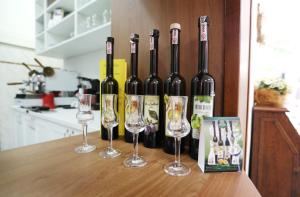 塞内奇Penzión SENEC的桌子上放着一组葡萄酒瓶和酒杯