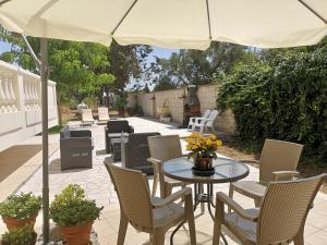 切萨雷奥港Villa Tersa的庭院配有桌椅和遮阳伞。