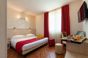 波梅齐亚西蒙酒店 的酒店客房,设有一张带红色窗帘的大床