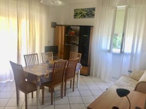 西尼加利亚Residence Regni的客厅配有餐桌和椅子