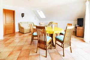 卡尔斯哈根FH 5_ Jahreszeit_JANE的用餐室配有黄色的桌子和椅子