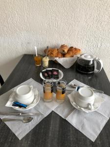 滨海阿热莱斯Hôtel Le Pescadou的一张桌子,上面放着一盘食物和一碗面包