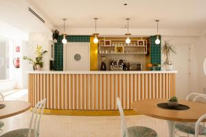 科尼尔-德拉弗龙特拉Hostal Las Cumbres的厨房配有条纹柜台和桌椅