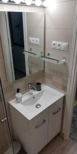 多列毛利诺斯Calle Rio Trueba 11 Bajo D的浴室设有白色水槽和镜子