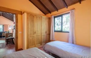 拉奥罗塔瓦Finca La Casita的一间卧室设有两张床和窗户。