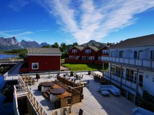 波多Kjerringøy Bryggehotell的享有带甲板的房屋的空中景致