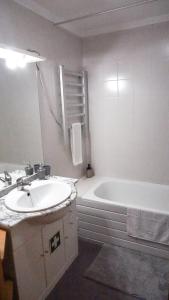 坎普自由鎮Vila Relvão的白色的浴室设有水槽和浴缸。