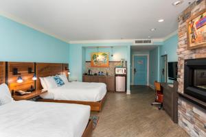 鸽子谷玛格丽塔岛酒店的酒店客房设有两张床和壁炉