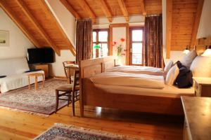 Nieder-OlmCB贝克尔酒店的一间卧室,卧室内配有一张大床