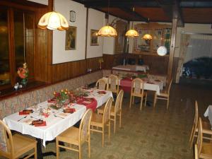 Hirschegg Rein海尔施格尔霍夫酒店的用餐室配有桌椅和灯光