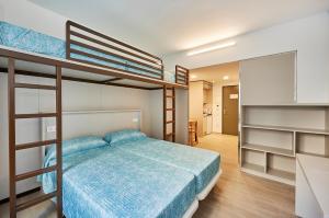 蒙塞拉特Alberg Abat Oliba的一间带两张双层床的卧室和一间厨房