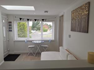 邓弗姆林Executive Annex - Dunfermline的带沙发、桌子和窗户的客厅