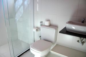 布希奥斯Pousada Luzes de Geribá的白色的浴室设有卫生间和水槽。