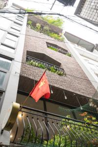 河内豆腐之家公寓 - 一个叫做家的地方的建筑物一侧的红旗