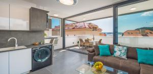 斯普利特Villa Muller Apartments的厨房以及带沙发和洗碗机的客厅。