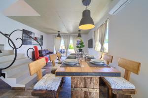 克尔克Pax Houses的一间带木桌和椅子的用餐室