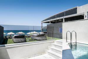普拉塔尼亚斯Porto Platanias Beach Luxury Selection - Adults Only的海景游泳池