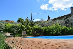 巴尼奥阿里波利Casale Asciolo的一个带木甲板和游泳池的花园