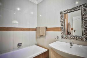 逊邱伦Accommodation at Vans No Loadshedding的白色的浴室设有水槽和镜子