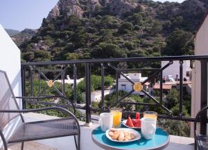 阿基奥斯基利考斯Hotel Asteria的享有山景的早餐桌