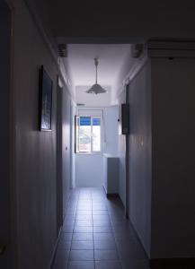 阿基奥斯基利考斯Hotel Asteria的空的走廊,房间里有一个窗口