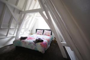 米德尔堡De Parel的一间卧室设有一张床和一个窗口