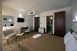 盖夫盖利亚Hotel Nar Gevgelija的酒店客房,配有床和沙发
