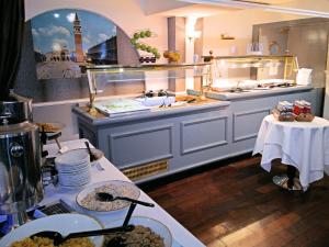 切斯特MILL Hotel & Spa的一个带盘子和食物柜台的大厨房