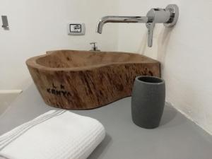 马蒂诺Dimora Ermete的浴室柜台顶部的木制水槽