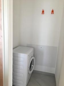 滨海弗兰卡维拉斯泰拉戴勒马莱度假屋的白色洗衣房内的白色洗衣机和烘干机