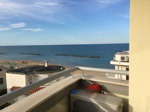 滨海弗兰卡维拉斯泰拉戴勒马莱度假屋的海景阳台。